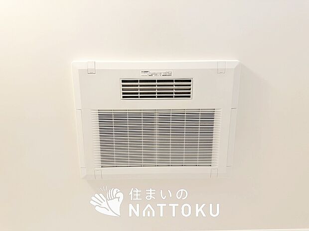 【浴室暖房換気乾燥機】寒い冬場はあたたかく、暑い夏場は扇風機のような心地よさです。
雨の日は、浴室が衣類乾燥スペースになります。
