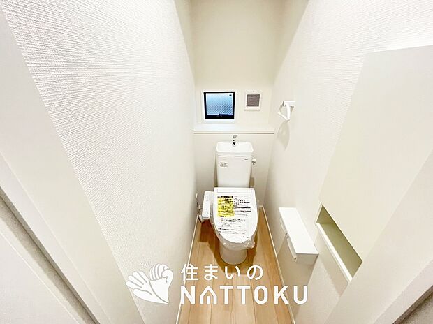 【トイレ】汚れてもサッとひと拭きでお手入れ簡単、エコ仕様の温水洗浄便座付きのトイレです。
バリアフリーにも配慮しています。