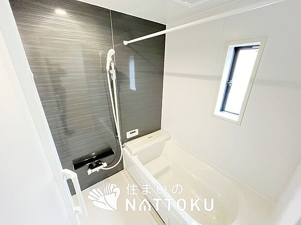 【現地写真(浴室)】浴室暖房乾燥機付き。1坪タイプで広々です。