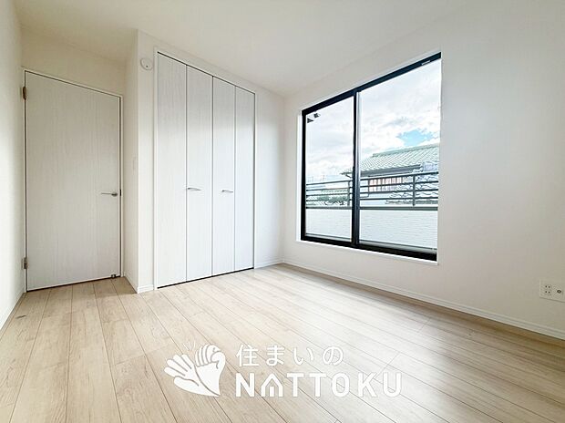 【現地写真(寝室)】木目の美しさを際立たせるシンプルデザインの建具を使用しています。