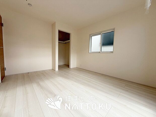 【現地写真（寝室）】木目の美しさを際立たせるシンプルデザインの建具を使用しています。