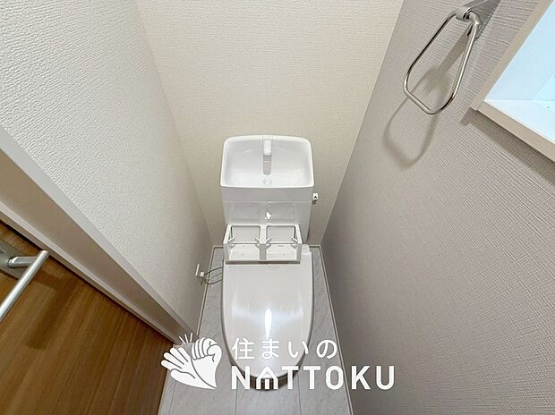 【トイレ】汚れてもサッとひと拭きでお手入れ簡単、エコ仕様の温水洗浄便座付きのトイレです。
バリアフリーにも配慮しています。