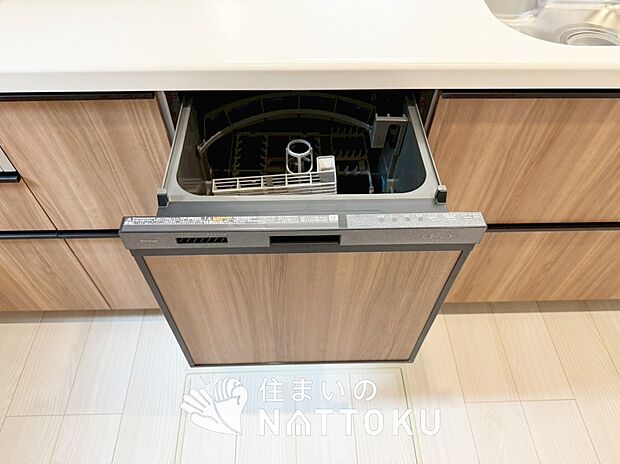 【食器洗い乾燥機】食後の時間にゆとりを与えてくれる食器洗い乾燥機。
操作ボタンも上面にあるので、腰をかがめずに操作ができラクラクです。
