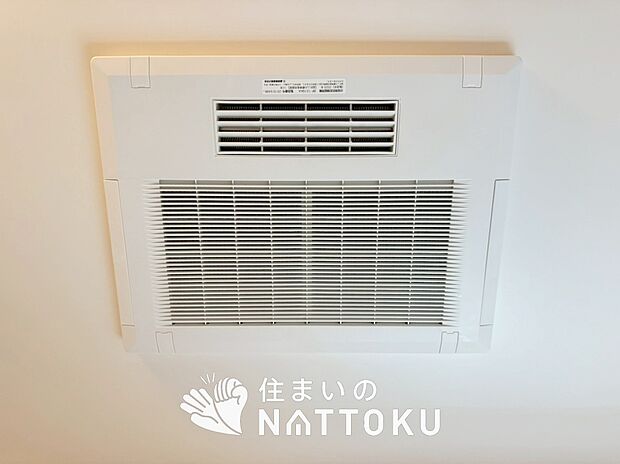 【浴室暖房換気乾燥機】寒い冬場はあたたかく、暑い夏場は扇風機のような心地よさです。
雨の日は、浴室が衣類乾燥スペースになります。
