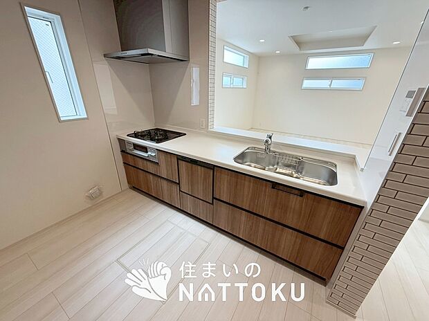 【現地写真（キッチン）】収納たっぷりのシステムキッチン、浄水器付水栓を標準装備しています。