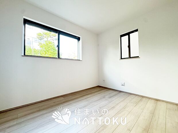 【現地写真（寝室）】木目の美しさを際立たせるシンプルデザインの建具を使用しています。