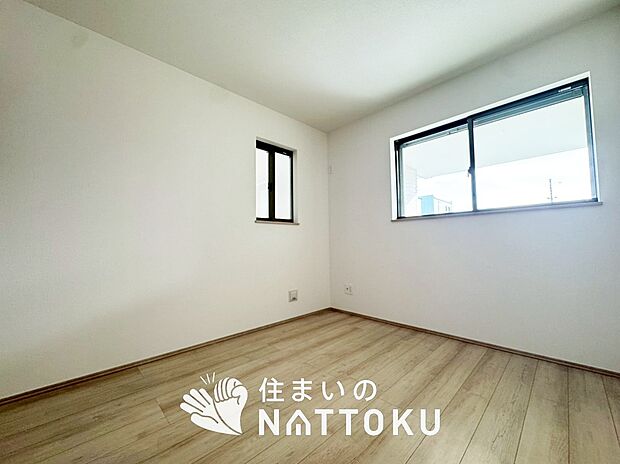 【現地写真（洋室）】木目の美しさを際立たせるシンプルデザインの建具を使用しています。