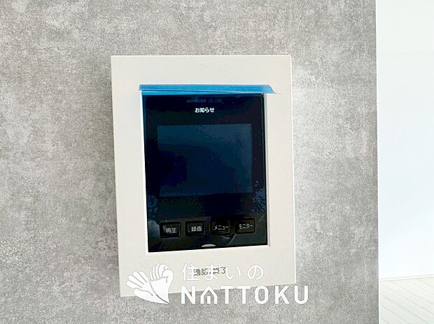 【TVモニター付インターホン】くっきり見やすいカラーモニターです。
夜でも来客者が見やすいLED照明付きです。