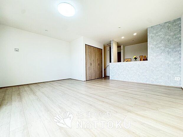 【現地写真（リビング）】フローリング材には、木目、色調など木材特有の風合いがあり、ナチュラルな美しさになっています。