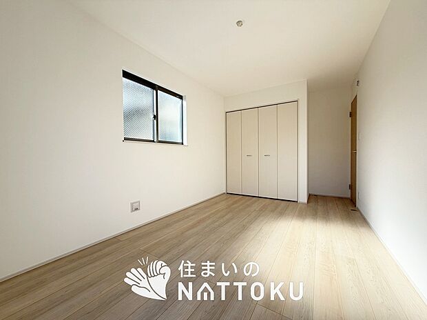 【現地写真（寝室）】木目の美しさを際立たせるシンプルデザインの建具を使用しています。