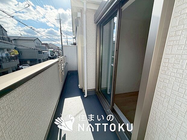 【バルコニー】奥行きが広く、洗濯物をゆったりと干せる十分な広さで、家族の洗濯も捗ります。