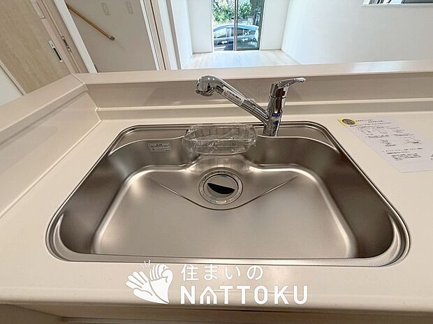 【浄水器内臓ハンドシャワー付シンク】広々とした凸型シンクに洗剤ポケットを標準装備。すっきり収納できます。
また、蛇口の先端に浄水器を内蔵しているため場所をとりません。
