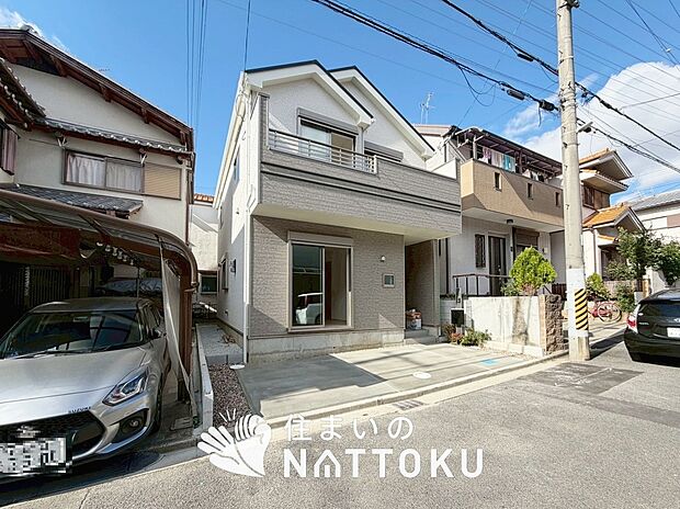 【現地写真（外観）】雨で汚れを落とし、耐久性・耐候性に優れた外壁を使用しています。