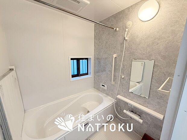 【現地写真（浴室）】浴室暖房乾燥機付き。１坪タイプで広々です。