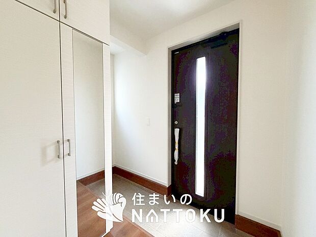 【現地写真（玄関）】玄関には、大型のシューズ収納を設置しています。