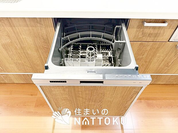 【食器洗い乾燥機】食後の時間にゆとりを与えてくれる食器洗い乾燥機。
操作ボタンも上面にあるので、腰をかがめずに操作ができラクラクです。