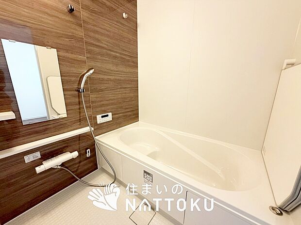 【現地写真（浴室）】浴室暖房乾燥機付き。１坪タイプで広々です。