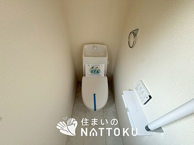 【トイレ】汚れてもサッとひと拭きでお手入れ簡単、エコ仕様の温水洗浄便座付きのトイレです。
バリアフリーにも配慮しています。
