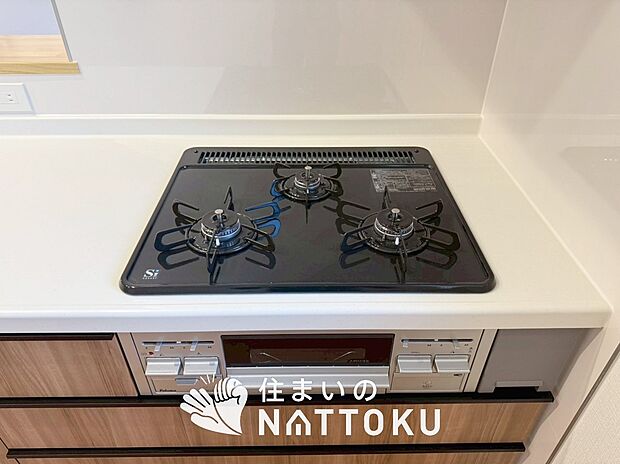 【ビルトインコンロ】フラットな構造で清掃性が高く、過熱防止センサー付3口タイプで日頃の家事も快適です。