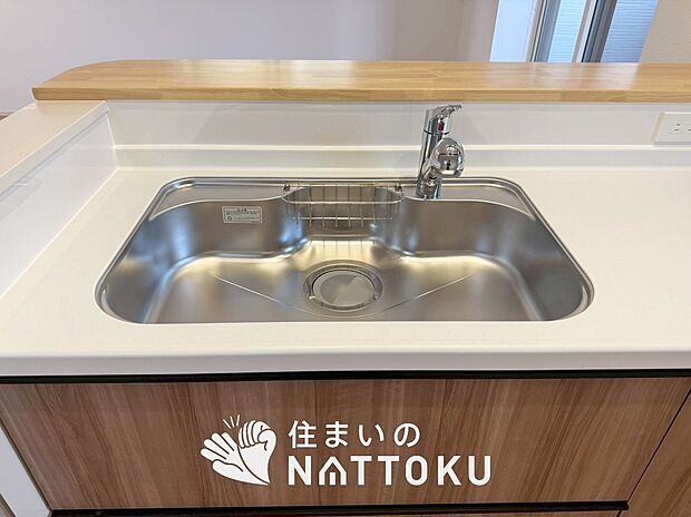 【浄水器内臓ハンドシャワー付シンク】広々とした凸型シンクに洗剤ポケットを標準装備。すっきり収納できます。
また、蛇口の先端に浄水器を内蔵しているため場所をとりません。