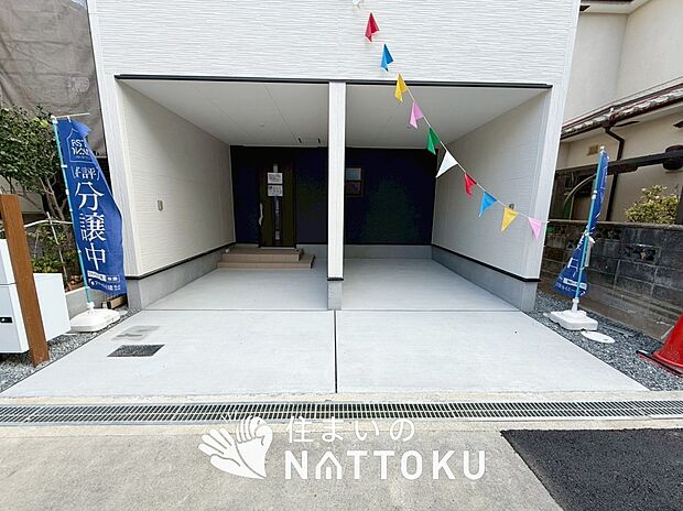 【現地写真(駐車場)】駐車スペースが広く、運転が苦手な方も安心です。