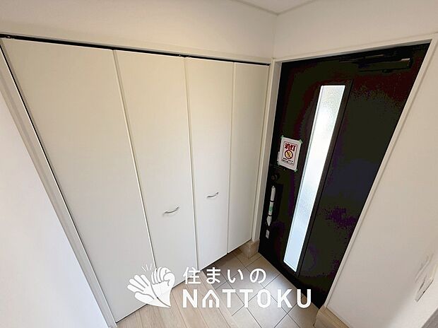 【現地写真（玄関）】玄関には、大型のシューズ収納を設置しています。