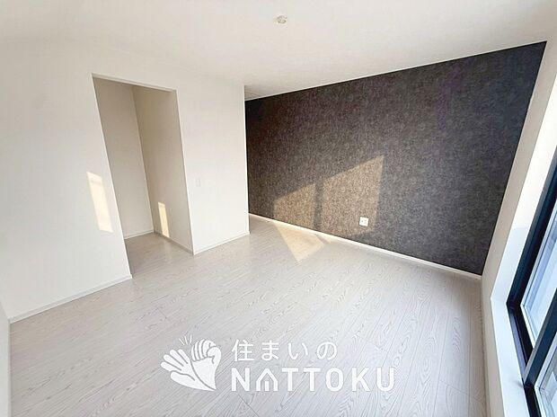 【現地写真（寝室）】木目の美しさを際立たせるシンプルデザインの建具を使用しています。