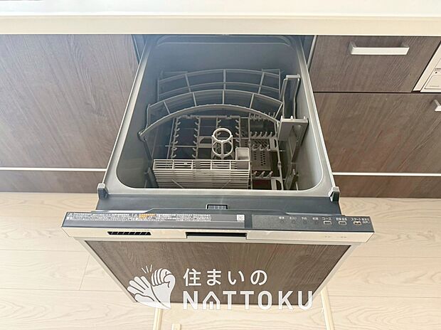 【食器洗い乾燥機】食後の時間にゆとりを与えてくれる食器洗い乾燥機。
操作ボタンも上面にあるので、腰をかがめずに操作ができラクラクです。
