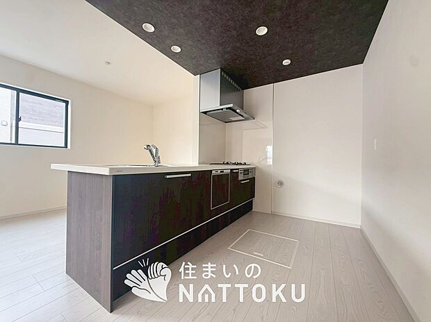 【現地写真（キッチン）】収納たっぷりのシステムキッチン、浄水器付水栓を標準装備しています。