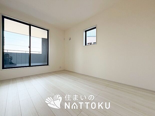 【現地写真（寝室）】木目の美しさを際立たせるシンプルデザインの建具を使用しています。