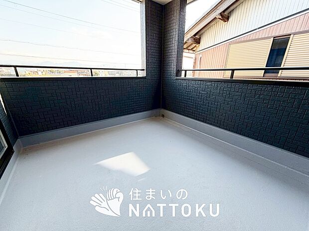 【バルコニー】奥行きが広く、洗濯物をゆったりと干せる十分な広さで、家族の洗濯も捗ります。