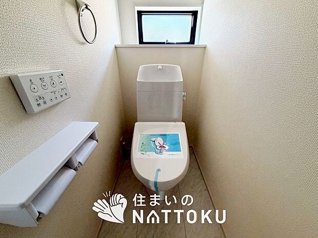 【トイレ	 】汚れてもサッとひと拭きでお手入れ簡単、エコ仕様の温水洗浄便座付きのトイレです。
バリアフリーにも配慮しています。
