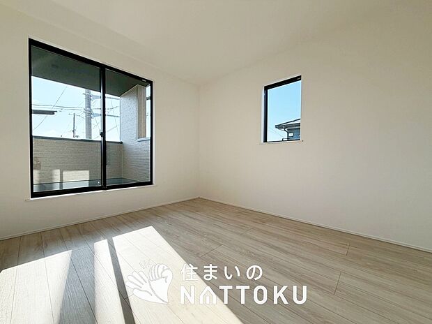 【現地写真(寝室)】木目の美しさを際立たせるシンプルデザインの建具を使用しています。