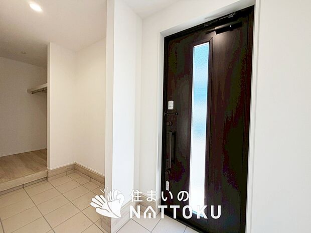 【現地写真(玄関)】玄関には、大型のシューズ収納を設置しています。