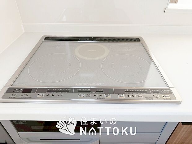 【ビルトインコンロ】フラットな構造で清掃性が高く、過熱防止センサー付3口タイプで日頃の家事も快適です。