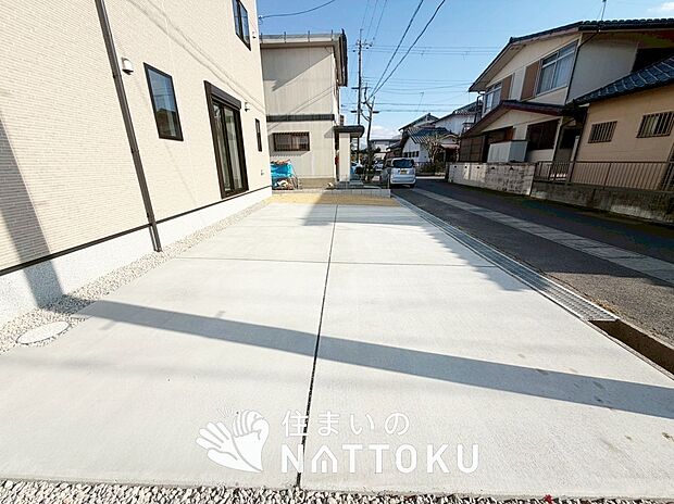 【現地写真(駐車場)】駐車スペースが広く、運転が苦手な方も安心です。