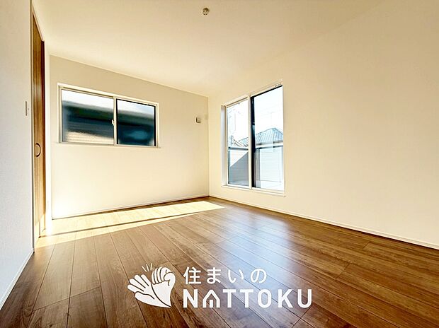 【現地写真（洋室）】木目の美しさを際立たせるシンプルデザインの建具を使用しています。