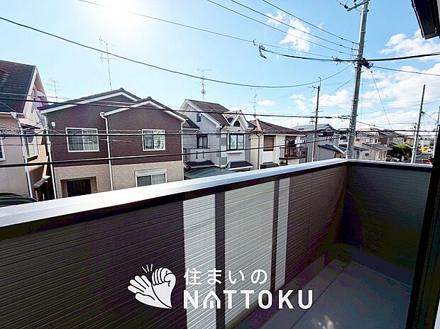 【バルコニー】奥行きが広く、洗濯物をゆったりと干せる十分な広さで、家族の洗濯も捗ります。