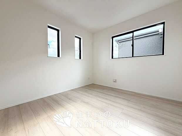 【現地写真(洋室)】木目の美しさを際立たせるシンプルデザインの建具を使用しています。