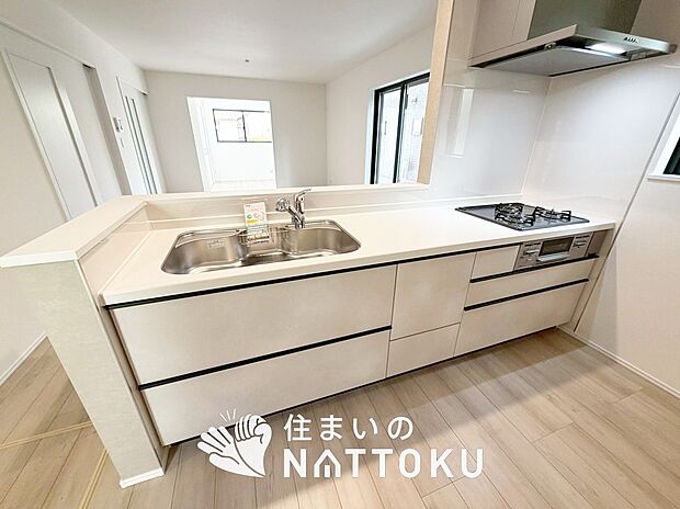 【現地写真(キッチン)】収納たっぷりのシステムキッチン、浄水器付水栓を標準装備しています。