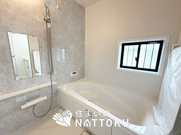 【現地写真(浴室)】浴室暖房乾燥機付き。1坪タイプで広々です。