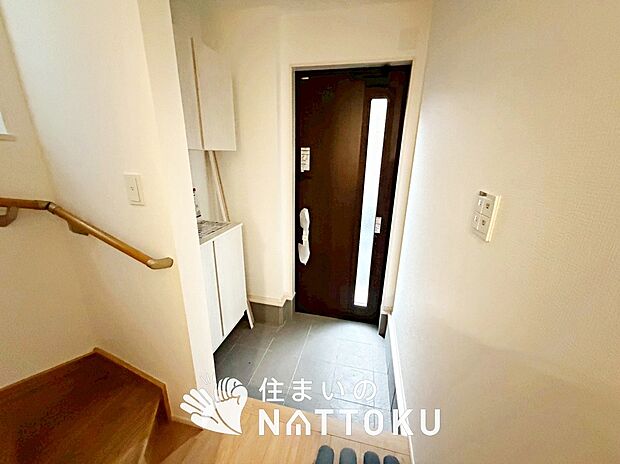 【現地写真(玄関)】玄関には、大型のシューズ収納を設置しています。