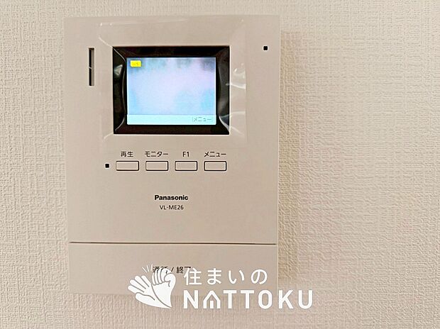 【TVモニター付インターホン】手放し通話ができ、送話表示灯で送話・受話状態が確認できます。
映像と音声で玄関先の様子をチェックできるモニター機能や、夜間の訪問者の顔も確認できるLEDライトを装備しています。