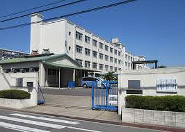 高槻市立北大冠小学校(約826m)