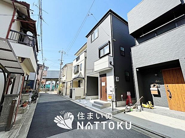 【現地写真(前道含む外観)】健康被害に配慮したもっとも安全性の高い建材を採用し、シックハウス対策をしております。