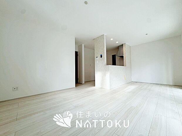 【現地写真（リビング）】フローリング材には、木目、色調など木材特有の風合いがあり、ナチュラルな美しさになっています。