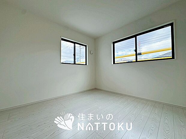 【現地写真（洋室）】木目の美しさを際立たせるシンプルデザインの建具を使用しています。