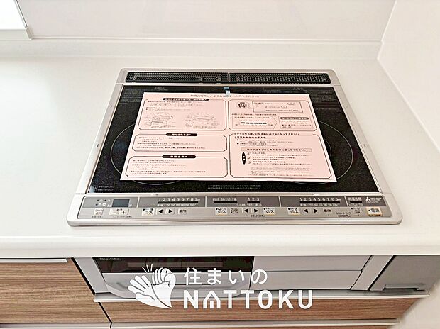 【ビルトインコンロ】フラットな構造で清掃性が高く、過熱防止センサー付3口タイプで日頃の家事も快適です。