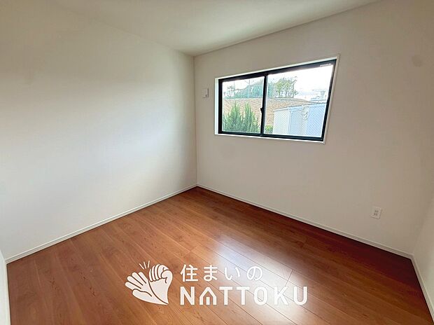 【現地写真（洋室）】木目の美しさを際立たせるシンプルデザインの建具を使用しています。