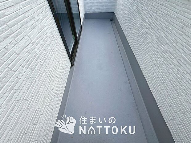 【バルコニー】奥行きが広く、洗濯物をゆったりと干せる十分な広さで、家族の洗濯も捗ります。